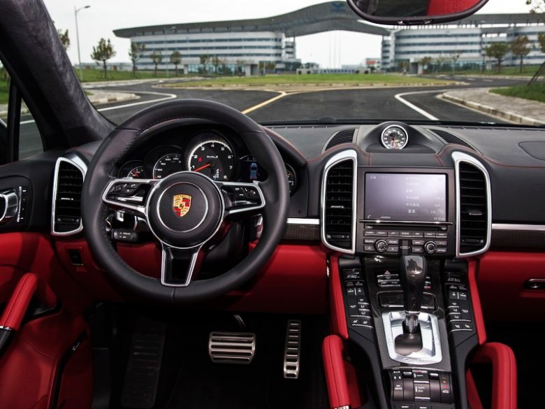 小伙30万买个二手保时捷,小伙花30万买了一辆法拉利