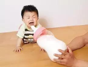 哪款奶瓶宝宝更容易接受,宝宝不接受奶瓶有何妙招