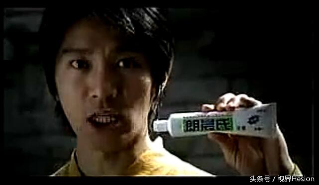 周星驰在电影里的广告照片,周星驰唯一拍过广告