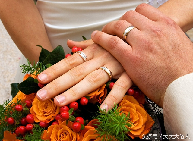 戒指戴中指对于女生什么意思,男人的戒指戴中指是什么意思呢