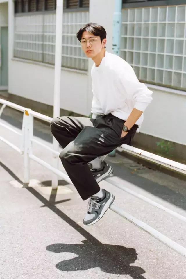 春款休闲鞋怎样搭出时尚感,运动鞋如何穿的知性优雅减龄