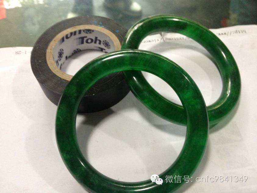 女友要颗玻璃种帝王绿戒指,穷小子竟然用啤酒瓶底做出来了。