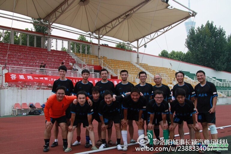 洛阳有这么一群汉子，人到中年还奔跑在绿茵草场上！