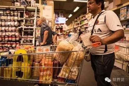 香烟拆开卖、哼唱宝莱坞，印度移民夜间商店老板的比利时生活