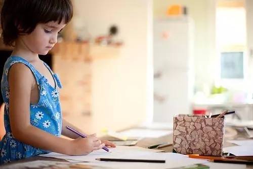 过早的让宝宝学站立的危害,过早学习对孩子有危害吗