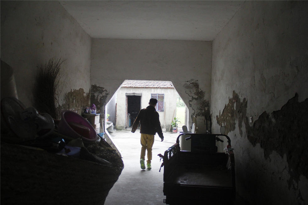 励志！残疾夫妻办厂一条床单只赚五分钱