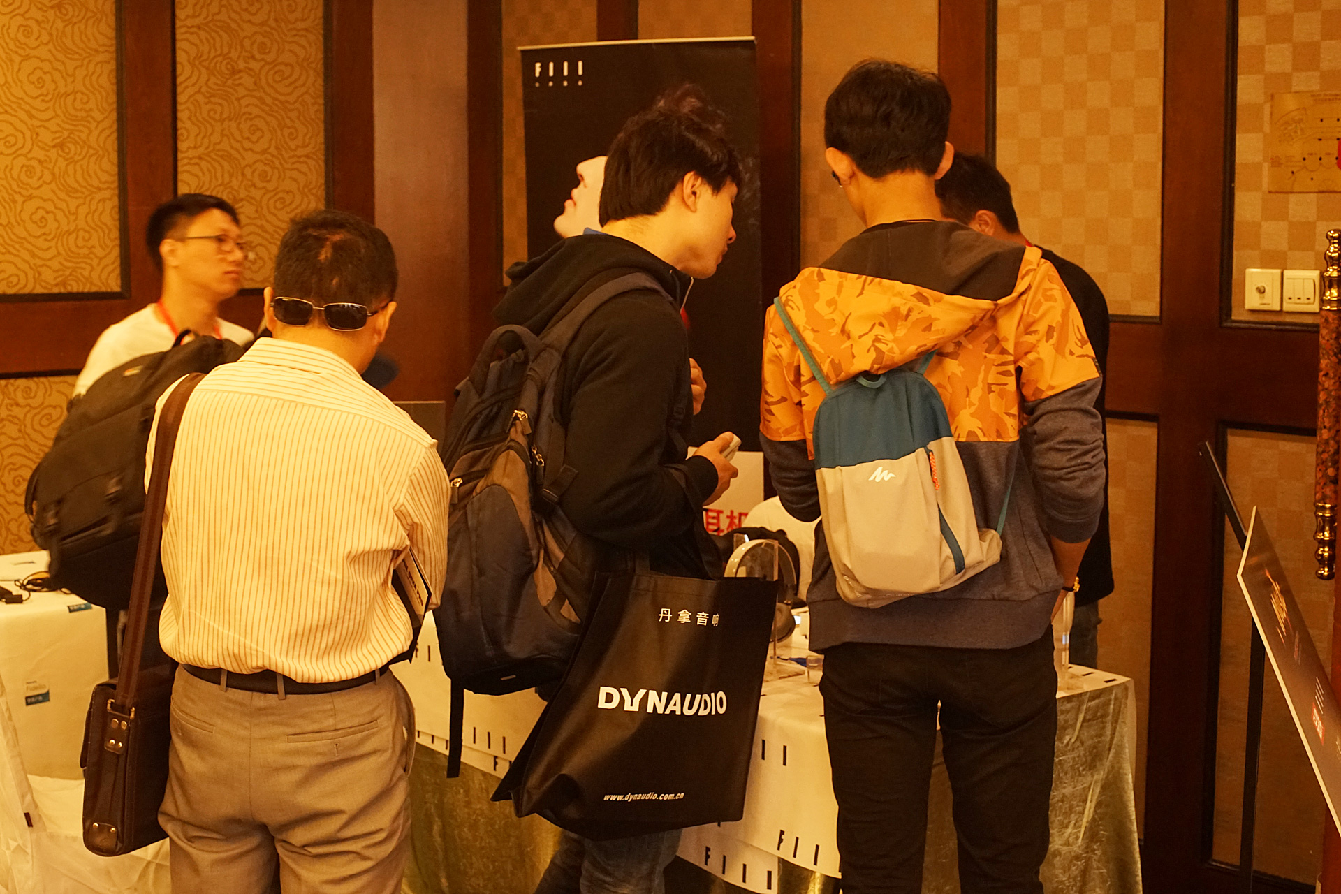 某IT垂直网站四度转手失败，只能开展会卖HIFI耳机器材了？