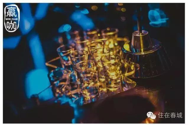 易欣出席活动,易欣现场演出