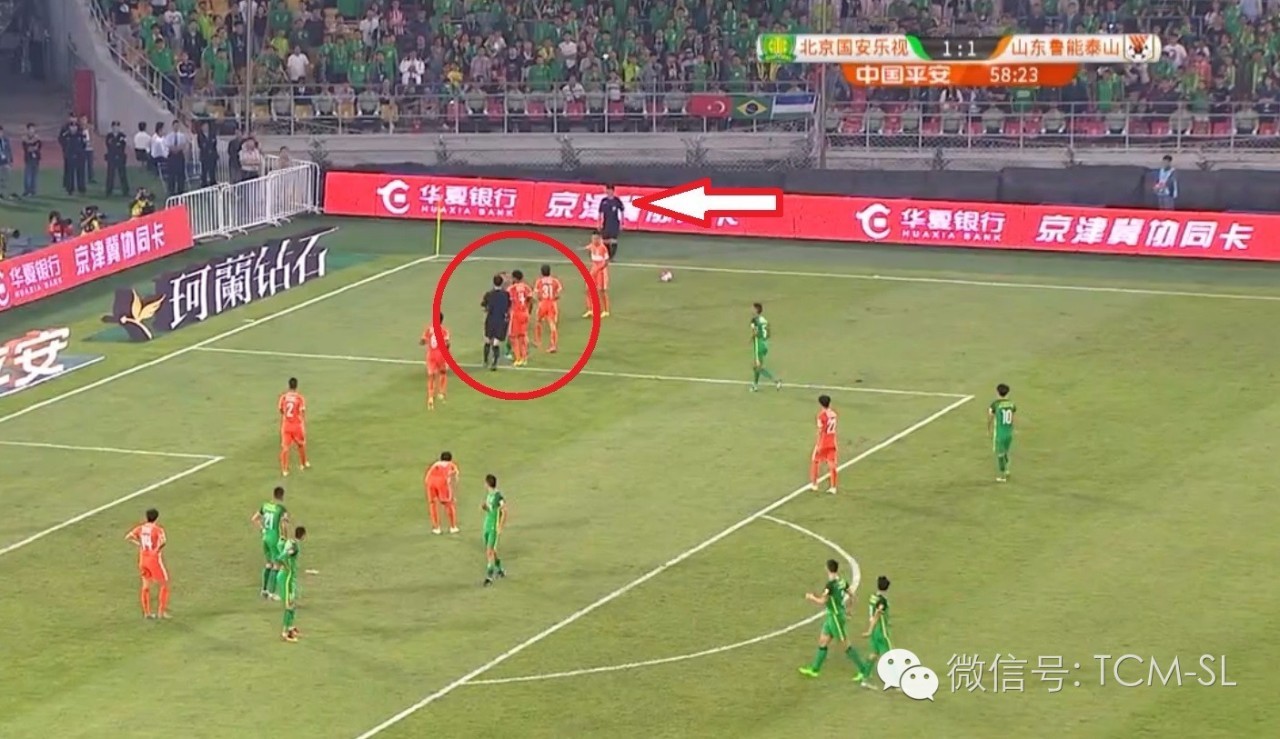 主裁判怎么和球员沟通,球员冲突裁判为什么不会阻止