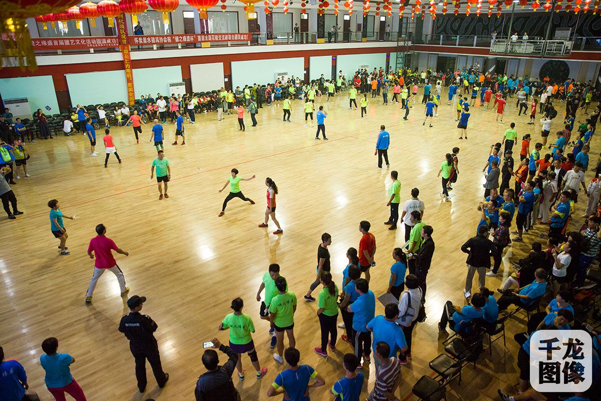 你能踢几个鸡毛毽子,你能把足球踢到太阳上面吗