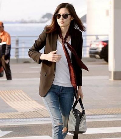 老有所依刘涛丝巾,刘涛红白玫瑰花丝巾