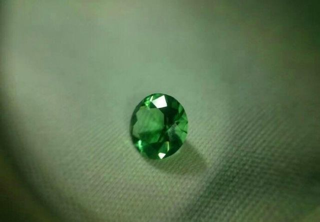 用啤酒瓶打造一个钻戒,小伙用石头给女朋友做钻戒