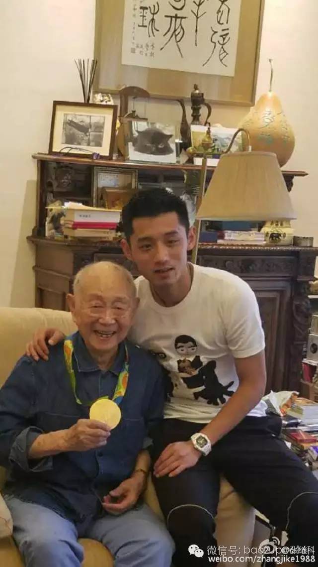 喜欢荧光绿的鞋子,张继科为什么喜欢小蓝鞋