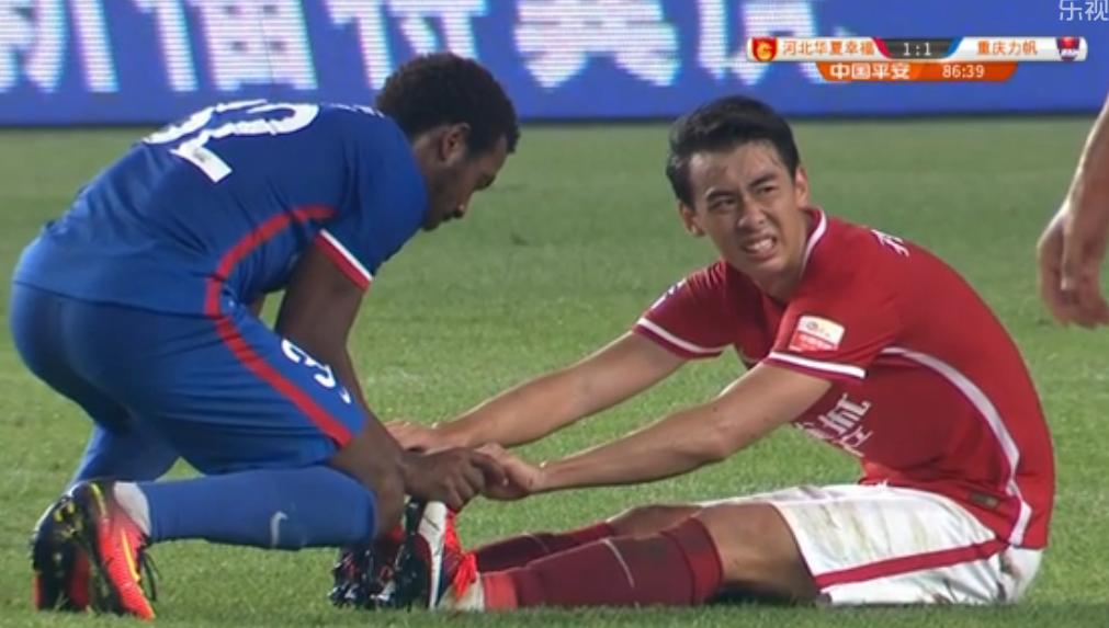 断腿瞬间足球,中超断腿惨案