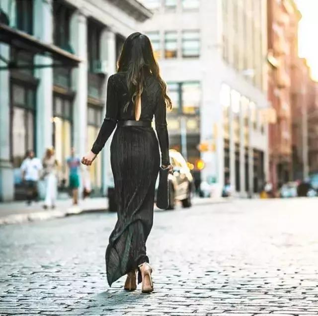 她颜值普通，又矮又穷，但奢侈大牌抢着送她包！