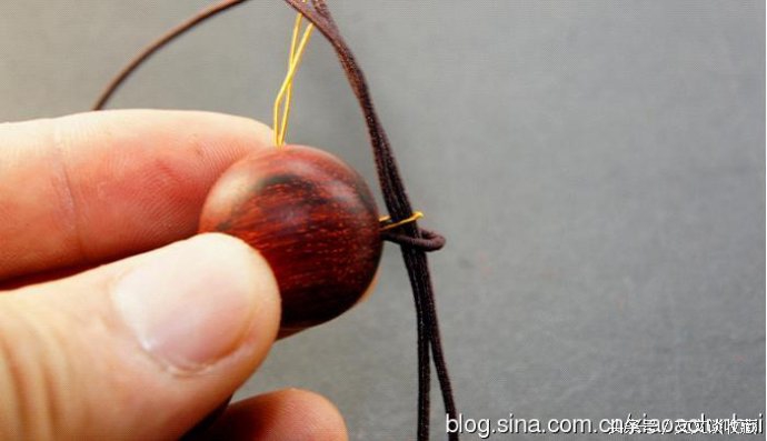单股弹力绳手串收尾打结图解,穿手串的方法视频教程