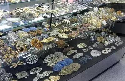 老房子里收藏有100万颗纽及巧手妈妈家族三代人缝缝补补的故事