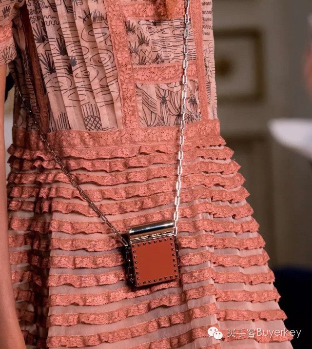 手拿包女推荐真皮徽章款,新款女士手拿包百搭大容量