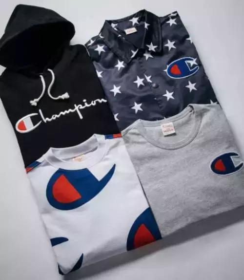 穿了一件特别新的卫衣,穿了一件很喜欢的卫衣