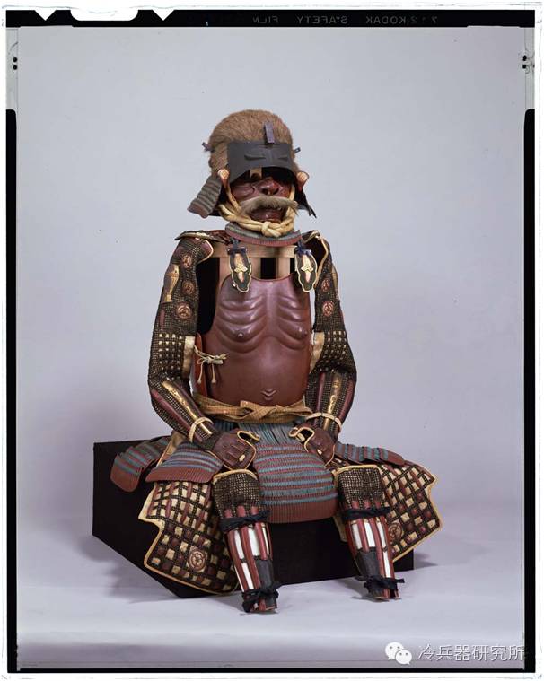 竟然有奶头和肚脐！源自古希腊的肌肉甲