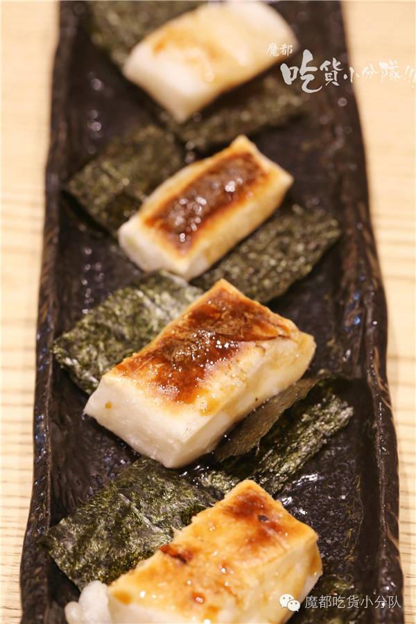 这家店进门要先鞠躬，招牌只在晚上有！