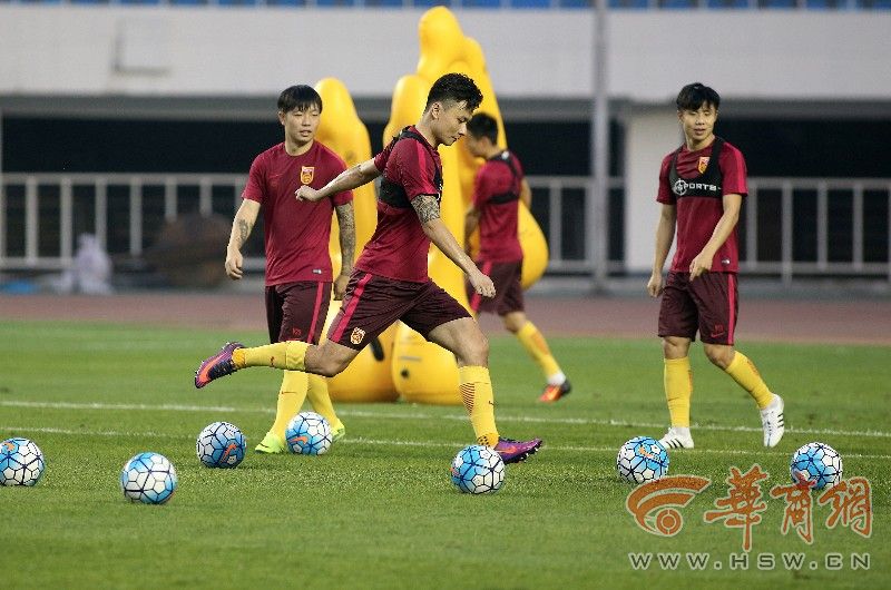 国足西安比赛,国足西安主场球迷呐喊