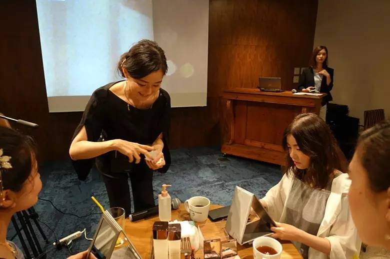 日本的日月晶采两用粉饼怎么样,日月晶采和眼影