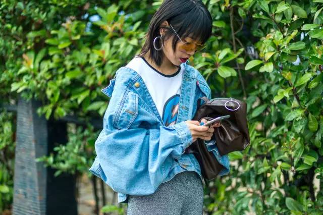 像Gigi一样时髦就穿那样一件牛仔外套（今秋最时髦的牛仔清单）