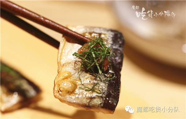 这家店进门要先鞠躬，招牌只在晚上有！