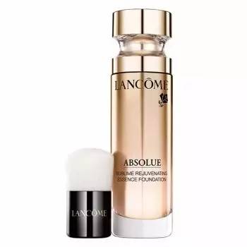 底妆要选择一款滋润度高的粉底液,遮瑕提亮肤色推荐一款好用的粉底