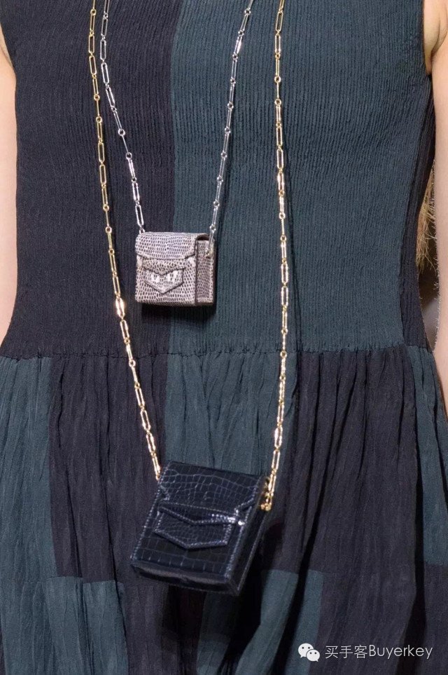 手拿包女推荐真皮徽章款,新款女士手拿包百搭大容量