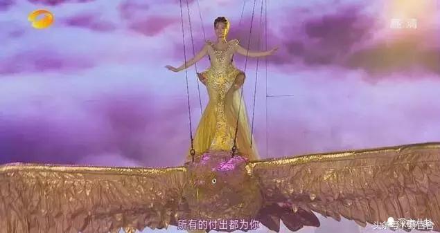 唐嫣一身潮装启程巴黎看秀,唐嫣山寨高定