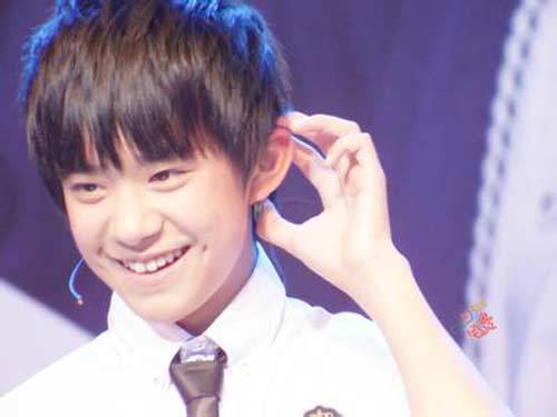 易烊千玺拍戏犯腰伤视频,易烊千玺腰伤心疼混剪