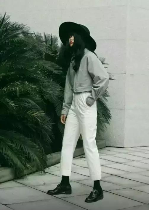 秋天如何优雅地露袜子 (秋天如何优雅的露袜子)