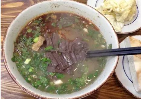 西安城墙从哪道门出去有美食街,西安城墙有个当地美食像肥肠一样