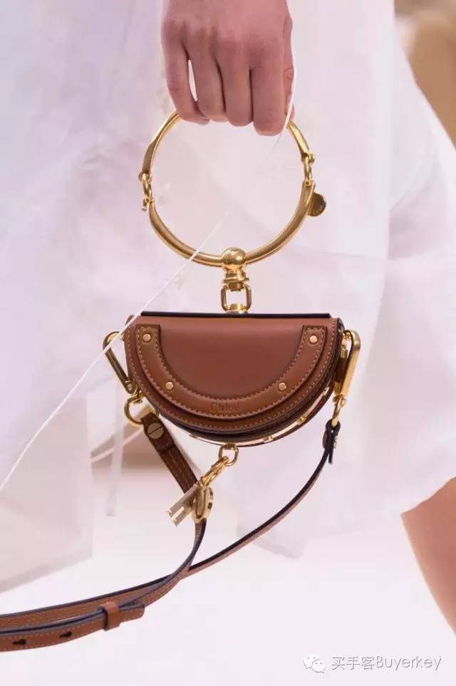 手拿包女推荐真皮徽章款,新款女士手拿包百搭大容量