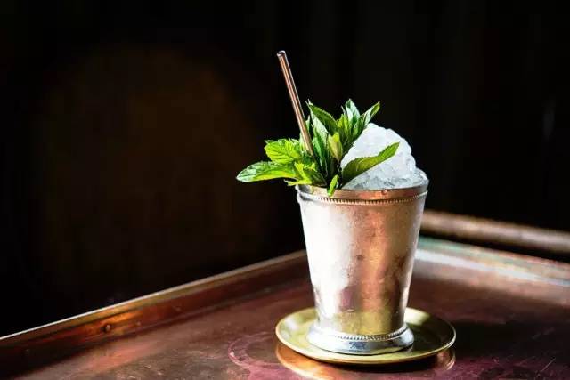 鸡尾酒杯大小型号怎么选,鸡尾酒杯子怎么拿