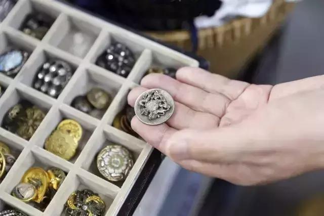 老房子里收藏有100万颗纽及巧手妈妈家族三代人缝缝补补的故事