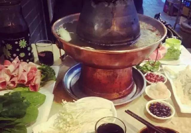 西安城墙从哪道门出去有美食街,西安城墙有个当地美食像肥肠一样