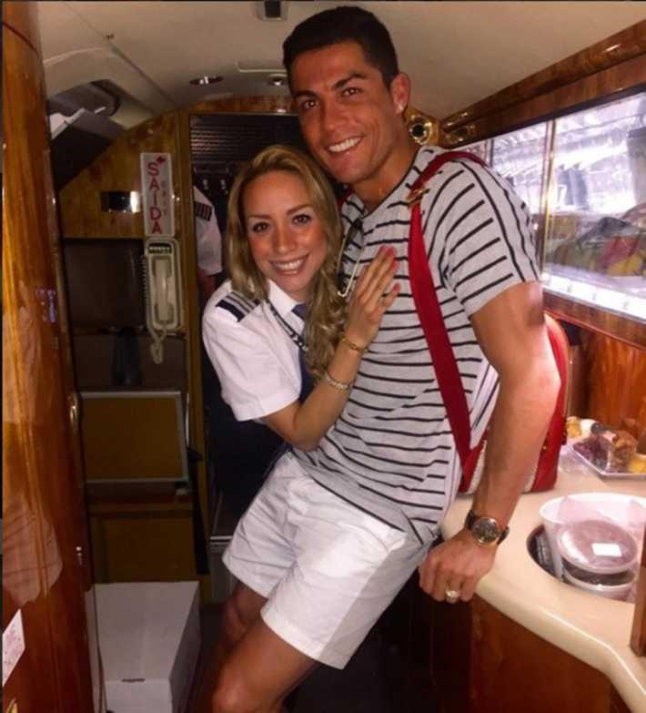 给c罗发奖的女星,c罗给伊丽莎白开飞机