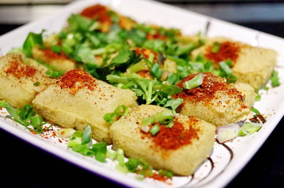 第一次吃烧烤串被惊艳,山洞里吃饭是一种什么体验