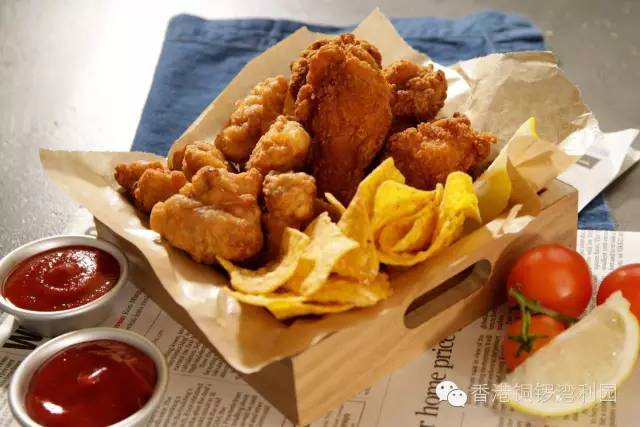 满记甜品在香港新开的旗舰店里卖起了意粉、披萨和烤玉米