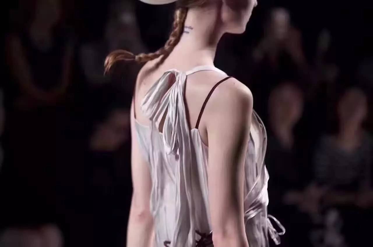 我们在上海时装周最忙的档口，“入侵”了设计师们的手机相册