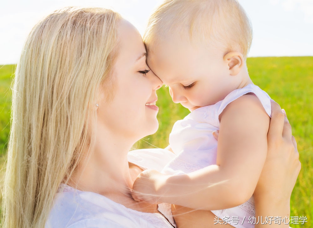 自然流产四天出血还有血块正常吗,怀孕初期有少量出血正常吗