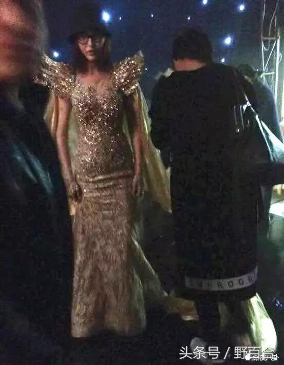 唐嫣一身潮装启程巴黎看秀,唐嫣山寨高定
