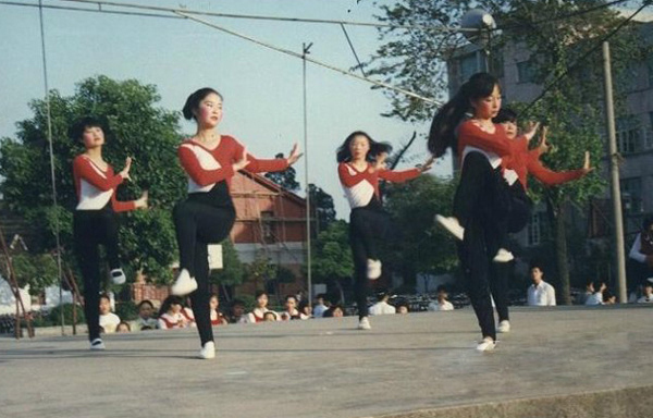 你看,那个人还在穿90年代的踩脚裤!