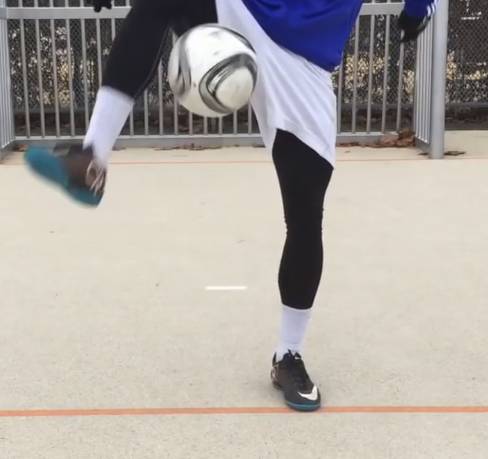 足球脚下频率过人技巧,初学者的足球花式动作