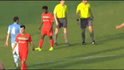 动作夸张搞笑的足球裁判,足坛中与裁判的十个搞笑瞬间