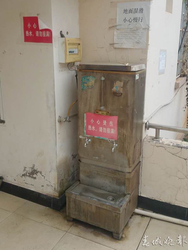 云南某高校学生宿舍天凉没热水洗澡靠“秒洗”