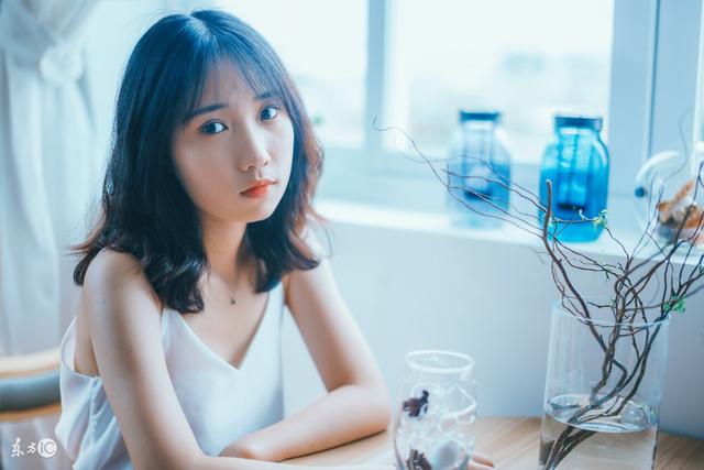 小说：小伙用葫芦里的水浇果树，萎靡的草莓树一夜开花结果，他惊